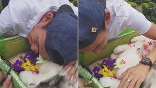 Joven llora desconsoladamente por la muerte de su perrito (VIDEO)