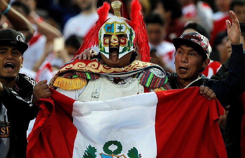 Perú vs. Chile: Hincha alienta a Selección Peruana enmascarado con símbolo patrio [FOTOS]