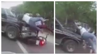 Dos motociclistas son arrollados por un pick up y salvan de morir (FOTOS) 