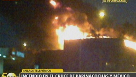 Incendio de grandes proporciones se registra en depósito en La Victoria [VIDEO] 