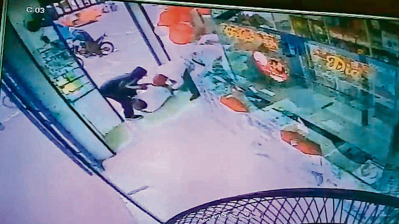 Delincuentes en moto golpean y roban 5 mil soles a cambista en Chincha