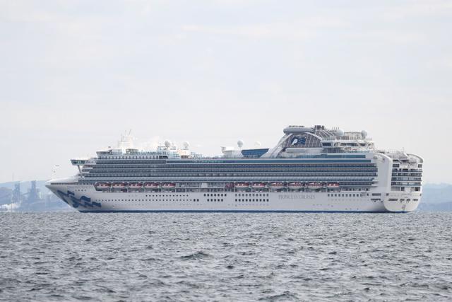 Imágenes divulgadas por la televisión japonesa mostraron a varios expertos del servicio médico que el lunes bordaron el crucero Diamond Princess, (AFP)