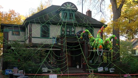 Una casa decorada por Halloween con una gigantesca araña se convirtió en una sensación viral en redes sociales. |  Crédito: wkbw.com