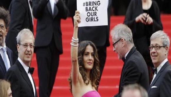 Salma Hayek hace protesta en Festival de Cannes 