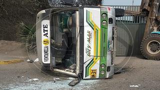 ​Cúster repleta de pasajeros choca contra tráiler y deja 32 heridos (FOTO)