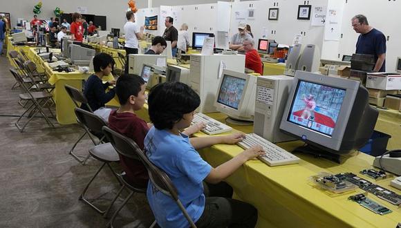 Jóvenes usaron computadoras personales con problemas.
