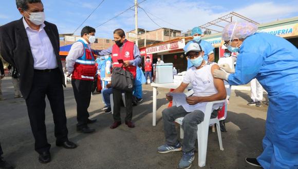 Hoy, 10 de setiembre arranco la campaña "Vamos a tu encuentro, ¡vacúnate ya!" en Piura, para vacunar contra el COVID-19 en mercados. (Foto: Andina)
