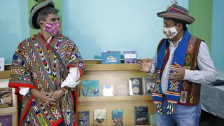 Entregan primer lote de libros que beneficiarán a pobladores de Ayacucho