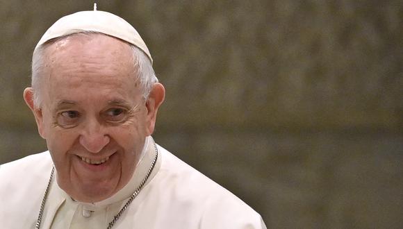 El Papa Francisco sonríe durante su audiencia general semanal en el Aula Pablo VI el 23 de febrero de 2022 en el Vaticano. (Foto de Alberto PIZZOLI / AFP)