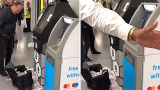 Cajero automático se "aloca" en Londres y arroja billetes a transeúntes | VÍDEO