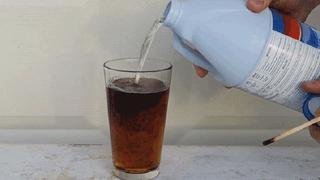 YouTube: ¿Qué ocurre cuando se mezcla Coca-Cola con lejía?