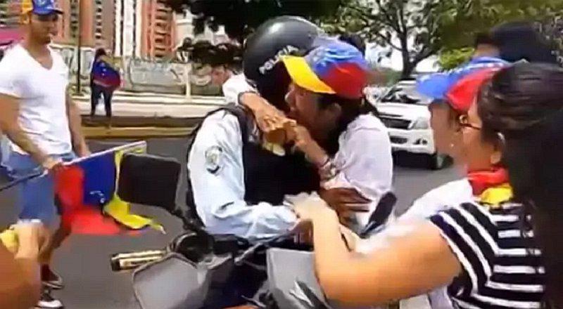 Venezuela: policía chavista encuentra a su familia en marcha y ocurre esto (VIDEO) 