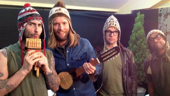 Maroon 5 tras concierto en Lima usa chullos y se luce con charango 