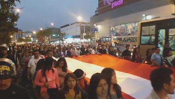 Cientos marcharon por el Centro de Lima contra el fujimorismo (VIDEOS)