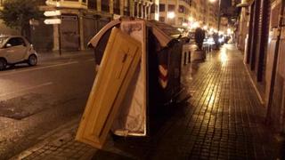 Abandonan un ataúd en pleno centro de ciudad española