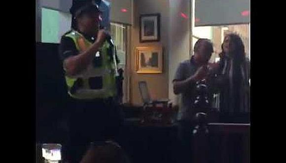 ​YouTube: Policía llega a un bar para intervención y termina cantando karaoke [VIDEO]
