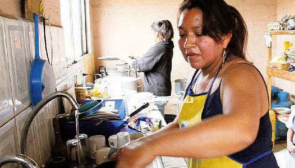 Mujeres peruanas trabajan más que varones en la casa