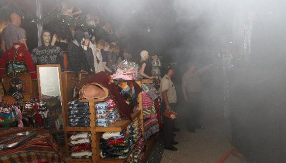 Incendio destruye tiendas de artesanías en Miraflores
