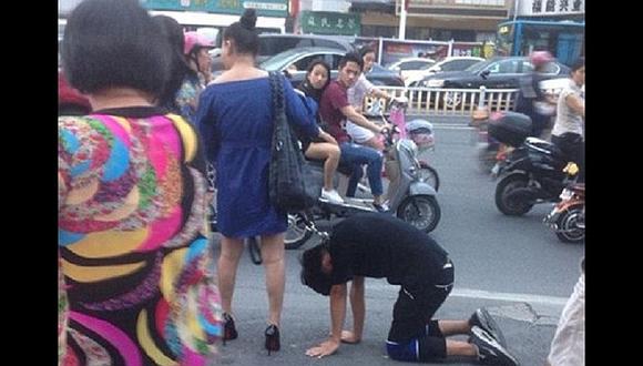 China: Hombre es paseado como perro por su enamorada [FOTOS] 