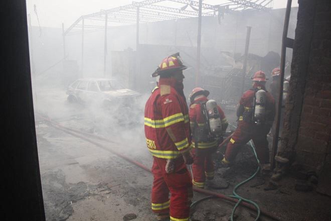 Dantesco incendio se produjo en almacén de Huachipa en Año Nuevo [FOTOS]