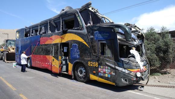 Así quedó el bus de la empresa Cruz del Sur tras el accidente ocurrido en Arequipa. (GEC)