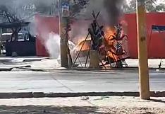 Ica: Automóvil se incendia en improvisado taller que funcionaba en plena vía pública | VIDEO