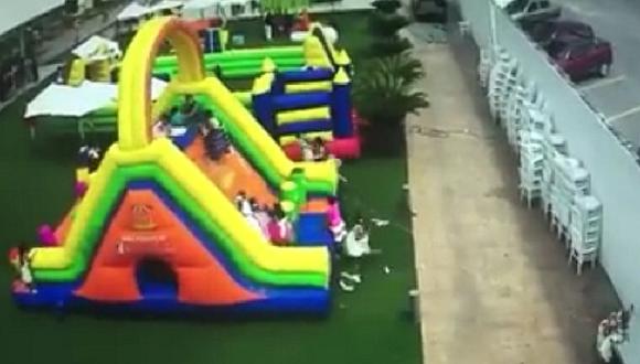 ¡Tragedia en fiesta infantil! Ráfaga de viento arrasa con juegos inflables (VIDEO)