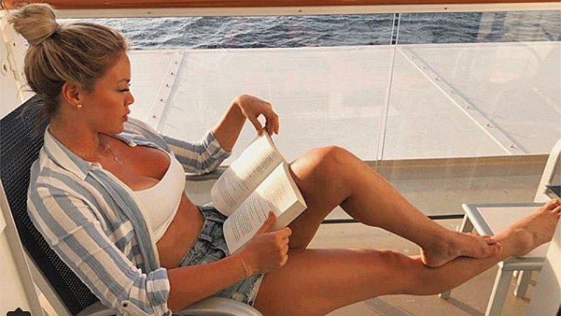 Se burlan de Sheyla Rojas tras publicar una foto leyendo un libro (FOTO)
