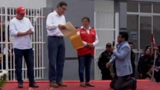 Alcalde no oculta su emoción ante Martín Vizcarra y le pide obras “de rodillas” | VIDEO 