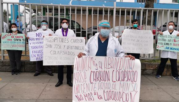 Médicos protestas afuera del Hospital Daniel A. Carrión