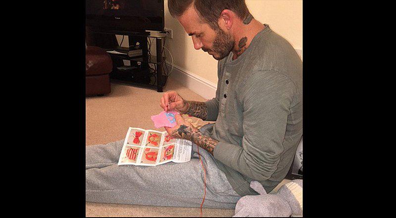 David Beckham ahora cose los vestidos de las muñecas de su hija     