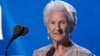 Cantante de 95 años protagonizó el momento más emotivo de los Latin Grammy: “Nunca es tarde”