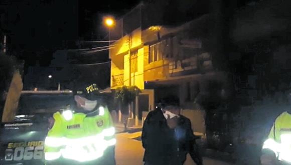 Ayacucho:l os serenos de la comuna de Huamanga acudieron inmediatamente y brindaron ayuda al efectivo. (Foto: Captura de video)