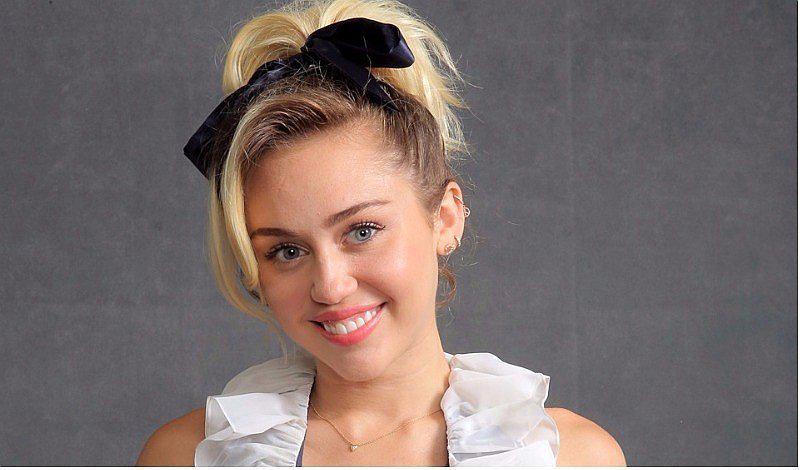Miley Cyrus hace un singular y tierno toples [FOTO]