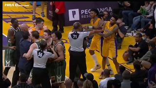 NBA: Critican a árbitro por dejar golpear a jugador de los Lakers