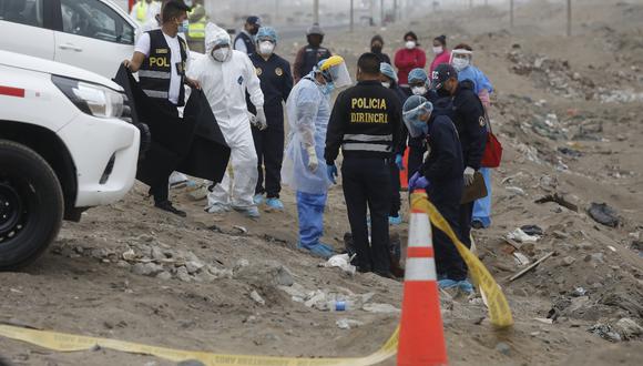 Ancón. Peritos de criminalística examinaron el cadáver de la mujer. (FOTO: DIANA MARCELO/GEC)