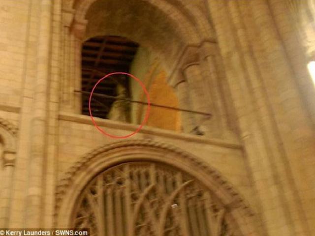 Captan a un fantasma en la catedral de Norwich [FOTO]