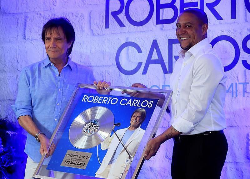 ​Roberto Carlos entrega premios a Roberto Carlos en gran encuentro (VIDEO)