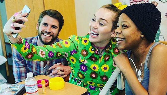 ¡Admirable! Miley Cyrus y su novio reparten amor en un hospital infantil