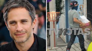 Gael García le lleva alimentos a su padre hasta la puerta de su casa por el coronavirus | FOTOS