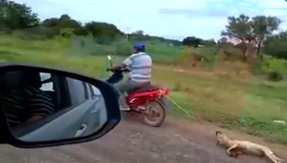 Difunden video de un hombre en moto arrastrando a su perro (VIDEO)