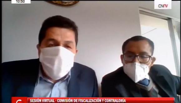 Fredy Herrera se presentó ante la Comisión de Fiscalización con su abogado. (Foto: Congreso TV)