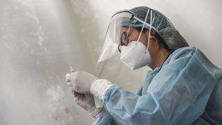 Haga su cola: Vacunarán primero a los héroes anticovid, 416 mil trabajadores de salud, según el Minsa