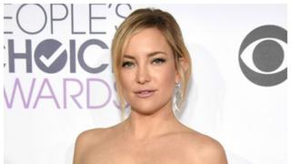 Kate Hudson y cómo llamar la atención con solo unos lindos hombros.