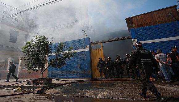 Breña: Bomberos controlan voraz incendio en un taller mecánico [FOTOS]