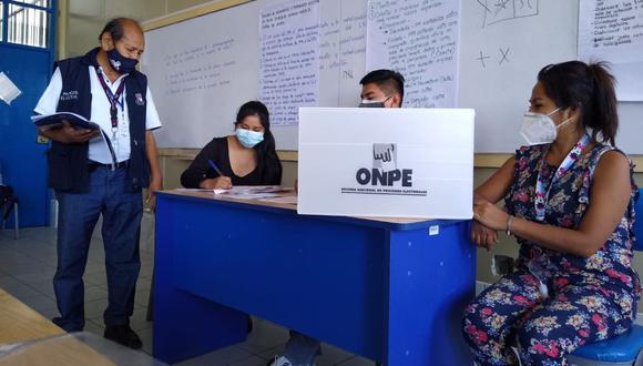 La ONPE solicitó, especialmente a los electores jóvenes, asumir, de darse el caso, la conducción de las mesas de sufragio, por posibles demoras en su instalación, como establece la Ley Orgánica de Elecciones (Ley 26859). (Foto: ONPE)