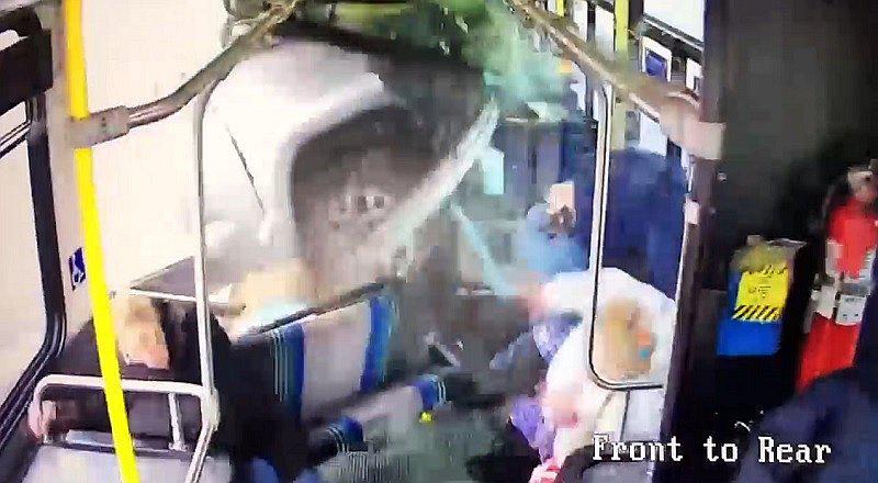 ¡Lo vieron venir! Bus a velocidad impacta contra otro y lo peor vino después (VIDEO)