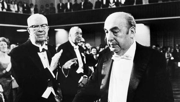 El escritor, poeta, diplomático y Premio Nobel de Literatura chileno Pablo Neruda (R) recibe el Premio Nobel de Literatura el 10 de diciembre de 1971 en Estocolmo. (Foto de PRESSENS BILD / AFP)