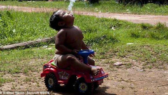 Terapia permitió que niño indonesio deje de fumar