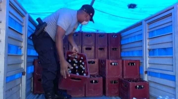 El vehículo que trasladaba las bebidas alcohólicas fue internad en el depósito de la comuna de Tambogrande, en Piura. (Foto: GEC)